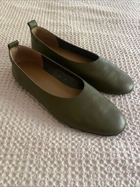 Everlane Italian Leather Globe Flat - Olive Green